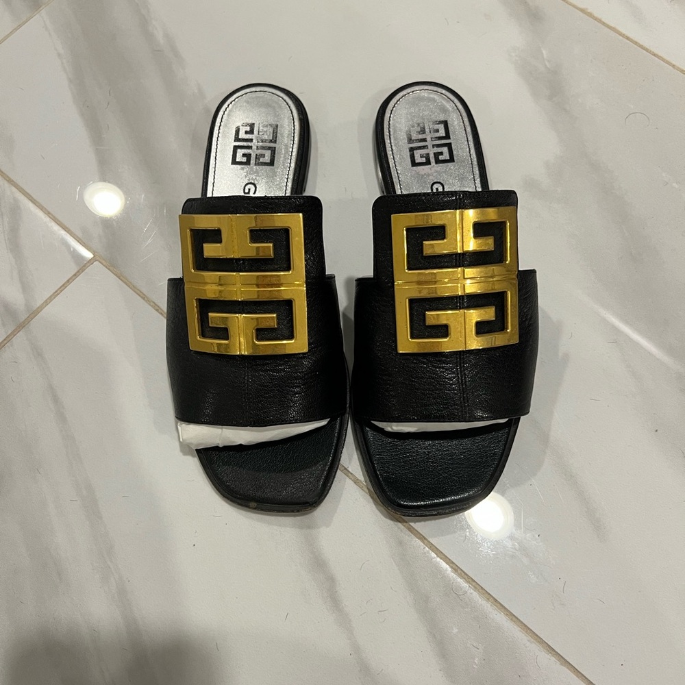 Givenchy — BE303AE05V-001
4G FLAT SANDAL
BLACK
5MM
GRAINED